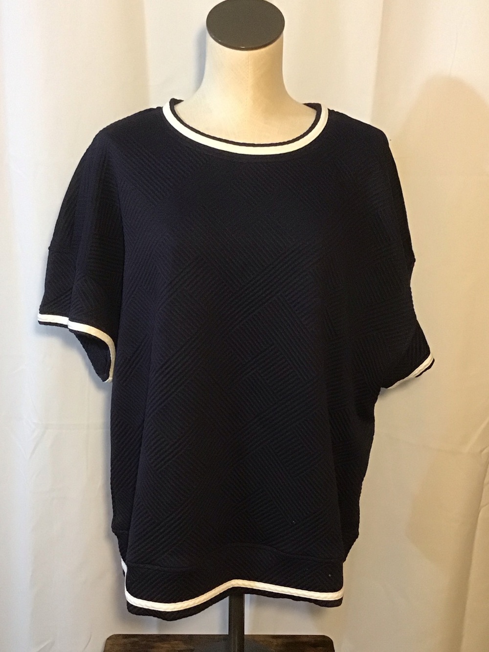 Source Unknown Navy Short-Sleeve Knit Top with White Trim
